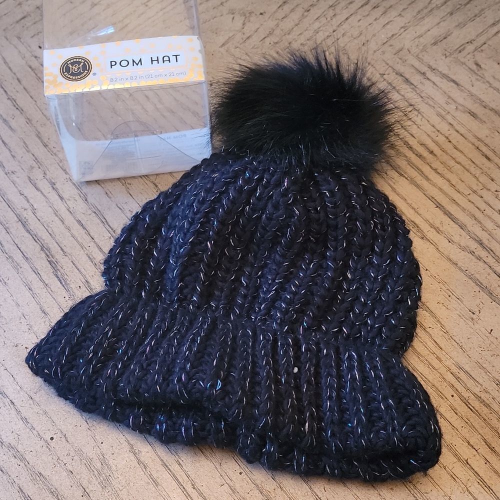 Black knit pom pom hat NWT 🖤